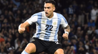 Lautaro Martínez celebra gol pela seleção argentina, cotado para o Barcelona.