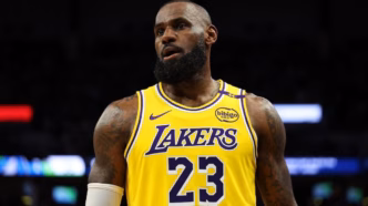 LeBron James com a camisa do Los Angeles Lakers.