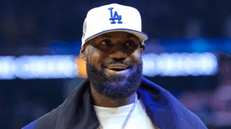 Foto de LeBron James em quadra, astro da NBA e protagonista de anúncio misterioso.