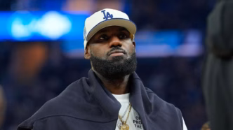 LeBron James em quadra pelo Los Angeles Lakers.