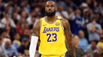 LeBron James com a camisa dos Los Angeles Lakers durante uma partida.