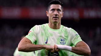 Robert Lewandowski celebra um gol pelo Barcelona em partida da La Liga.