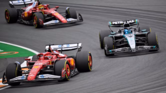 Lewis Hamilton em ação durante o GP de Singapura de Fórmula 1, buscando superar problemas de freio.
