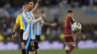 Lionel Messi em ação pela seleção argentina, driblando adversários durante uma partida.