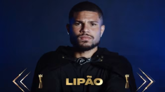 Lipão posa com o troféu da Kings League