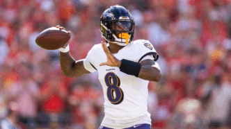 Lamar Jackson, quarterback do Baltimore Ravens, durante jogo.