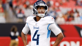 Tyler Lockett em ação, veterano recebedor da NFL com passagens por Seahawks e Titans.