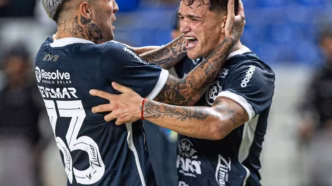 Diego Hernandez e Nico Ferreira, jogadores estrangeiros do Remo, celebram vitória na Série B.