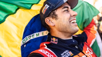 Lucas Moraes comemora título inédito do W2RC, o Mundial de Rally Raid, com seu carro.