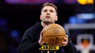 Luka Dončić, astro do Lakers, em ação durante partida da NBA.