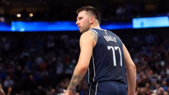 Luka Dončić, estrela atual do Dallas Mavericks, em ação.