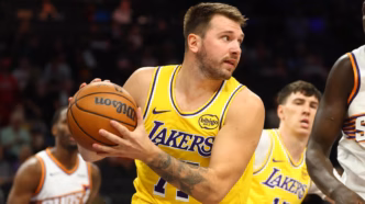 Luka Dončić em ação pela NBA, em um jogo contra os Los Angeles Lakers.