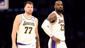 Luka Dončić e LeBron James em quadra durante partida da NBA.