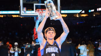 Mac McClung celebrando após vencer o Torneio de Enterradas da NBA.