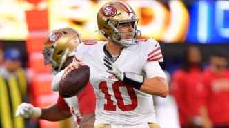 Mac Jones, quarterback dos 49ers, em destaque em imagem promocional.
