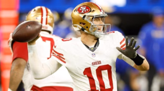 Mac Jones, quarterback do San Francisco 49ers, em ação durante partida contra o Los Angeles Rams.