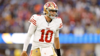 Mac Jones comandando o ataque do San Francisco 49ers em campo.