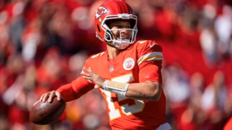 Patrick Mahomes dos Chiefs executa jogada de hard count contra os Raiders
