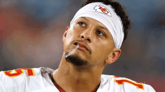 Patrick Mahomes visivelmente frustrado após erro crucial.