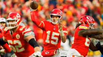 Patrick Mahomes comemorando um touchdown para o Kansas City Chiefs.