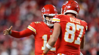 Patrick Mahomes e Travis Kelce em ação pelos Chiefs.