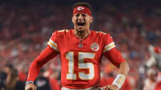 Patrick Mahomes lança passe para touchdown na partida da NFL.