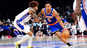 Malcolm Brogdon em ação com a camisa do New York Knicks.