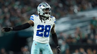 Malik Hooker em ação pelo Dallas Cowboys, preparado para realizar uma jogada defensiva.