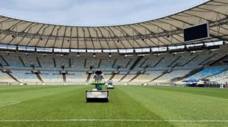 Gramado do Maracanã em manutenção durante a Data Fifa.