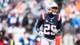 Marcus Jones em ação pelo New England Patriots, comemorando um lance importante.