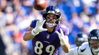 Mark Andrews, tight end do Baltimore Ravens, em ação em jogo da NFL.