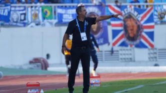 Marquinhos Santos, técnico brasileiro, comandando o time do Arema FC.