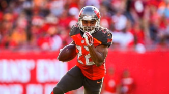 Doug Martin correndo com a bola em jogo do Tampa Bay Buccaneers.