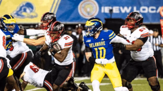 Maverick McIvor, quarterback dos Western Kentucky Hilltoppers, em ação.