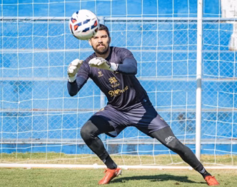 Goleiro Matheus Alves, novo reforço do ABC, em ação pela Aparecidense.