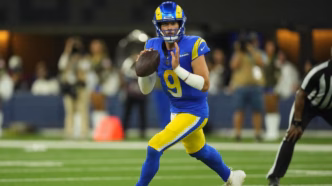 Matthew Stafford lançando a bola em um jogo dos Rams.