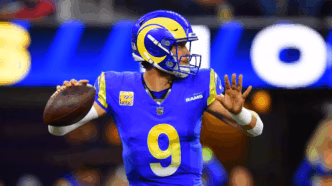 Quarterback Matthew Stafford dos Los Angeles Rams com a bola.