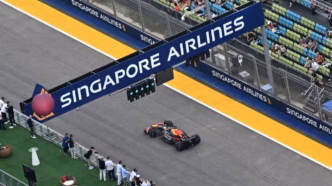 Max Verstappen em ação durante o GP de Singapura na F1.