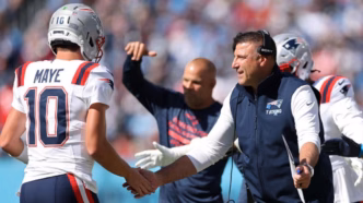 Drake Maye entrega bola de jogo para Mike Vrabel após vitória dos Patriots.
