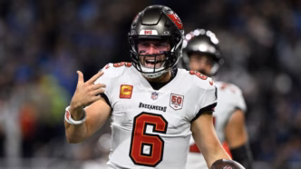 Baker Mayfield em campo durante o jogo entre Buccaneers e Lions.