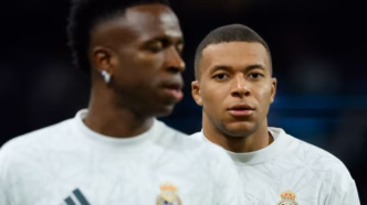 Vini Jr e Kylian Mbappé aquecem antes de jogo do Real Madrid.