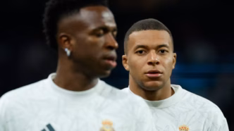 Vini Jr e Kylian Mbappé aquecem antes de partida do Real Madrid.