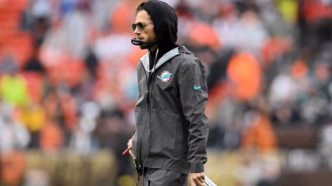 Tua Tagovailoa, quarterback do Miami Dolphins, em ação no campo durante uma partida.