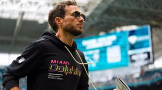 Mike McDaniel, treinador principal do Miami Dolphins, em ação.