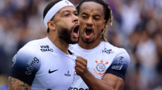 Memphis Depay e Rodrigo Garro se aquecem em jogo do Corinthians, com foco em sua possível volta contra o Atlético-MG.