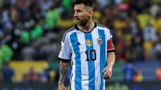 Lionel Messi, da Argentina, em ação durante partida das Eliminatórias da Copa do Mundo de 2026 contra o Brasil.