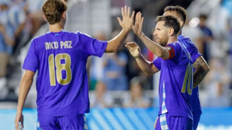 Lionel Messi e Nico Paz comemoram gol da Argentina