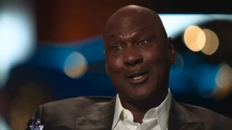 Michael Jordan se emociona ao falar da NBA.