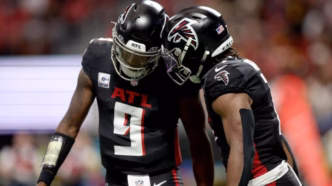 Michael Penix Jr. dos Atlanta Falcons em ação, com foco em seu desempenho como mandante.