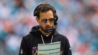 O treinador Mike McDaniel do Dolphins desmente rumores de trocas.